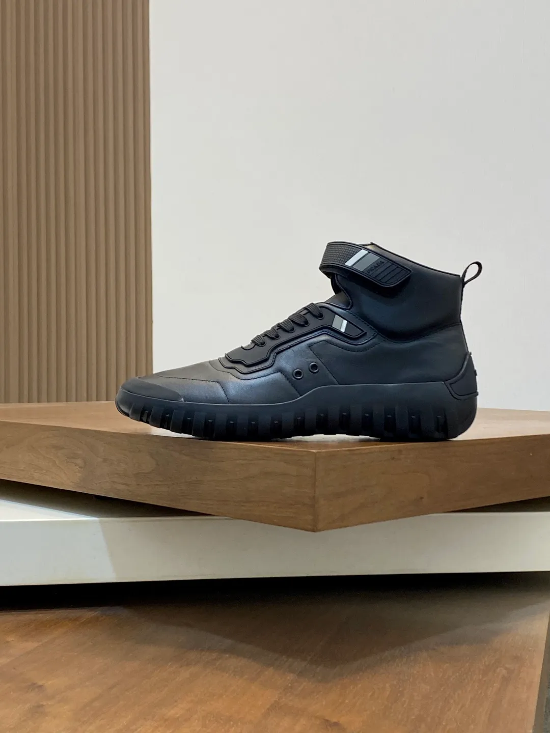 Men's shoes 💰860 Prada/Prada's new men's patchwork casual sports boots! The shoe's exquisite stitching outlines a unique geometric texture, and contemporary lines and details reinterpret the classic sports style. The upper is made of ultra-official material, and the lining is full cowhide. It is lightweight, breathable, practical and versatile. The tongue is decorated with the Prada Milano logo, and the logo print is embellished with the laces. It is paired with a 2.5cm two-color rubber sole to create a comfortable wearing experience. Comes with full set of original packaging dust bag! Size: 39-40-41-42-43-44 (45 customized) standard leather shoe size